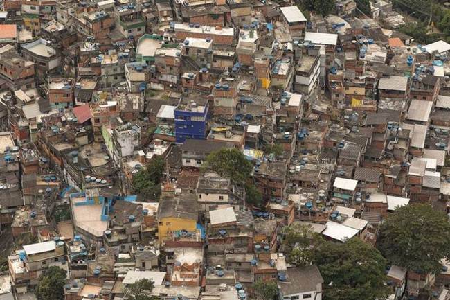 Rocinha-the-largest-hill-favela-in-Rio-de-Janeiro 008